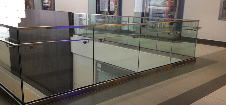 Capped glass balustrade, also with handrail