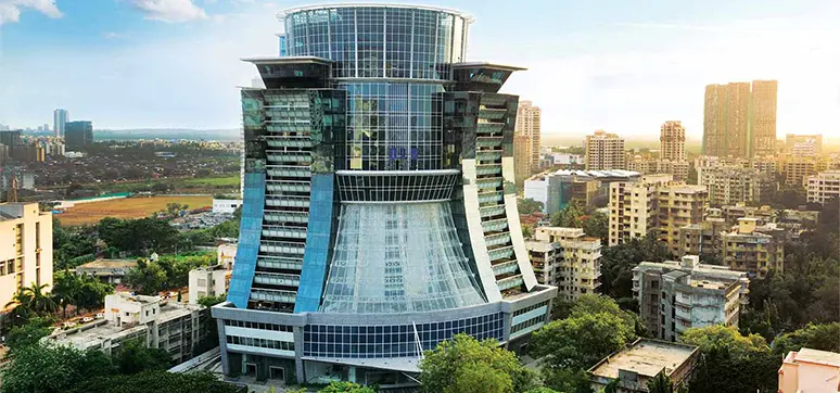 DLH Park - semi unitised double glazed curtain wall system. Four legged articulated spider fittings at atrium. A project by Neomodernarch
