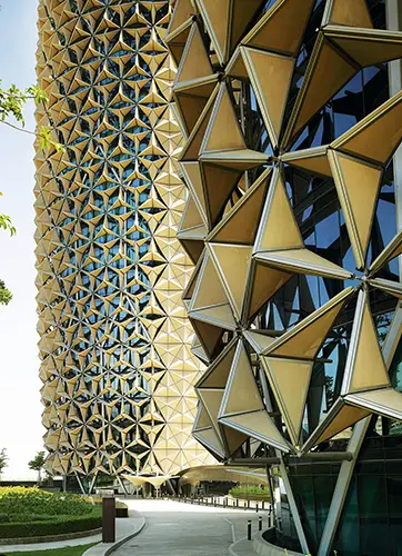 Building envelope with motorised building shades