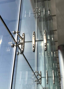 Kia and Hyundai Car Showroom, Sharjah: The glass facade uses glass fi n with spider support design. Kinlong has supplied top, middle and bottom brackets, fin spider fitting and routel