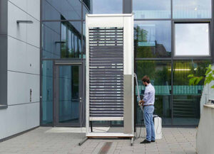 The façade unit with solar thermal venetian blind