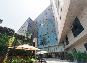Kanakia WallStreet - Along with Laminam tiles dry cladded on the façade, materials such as aluminium fins and DGU, and SGU glass have also been used