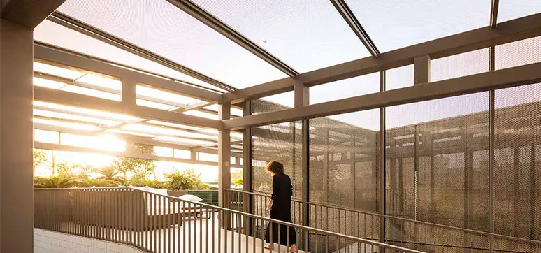 The metal mesh of anodised aluminium maintain the privacy of the inhabitants and serves as a filter on the roof of the house ©Fernando Guerra - FG+SG
