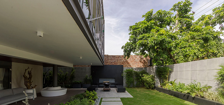 An ideological retreat with robust attributes and voluminous light filled living spaces