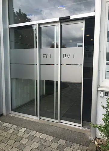 Automatic telescopic sliding door at the entrance
