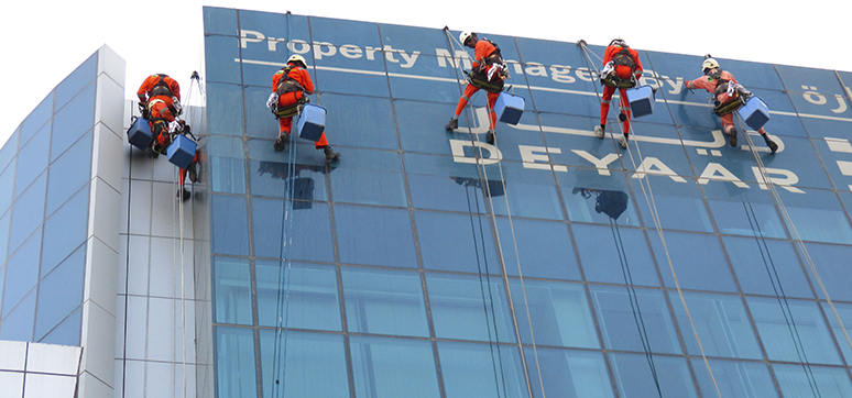 Glass façade cleaning