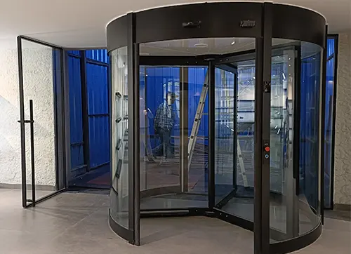 The fully automatic revolving door at the main entrance of the luxury showroom provides an excellent reduction of traffic noises & dust from outside. A beneficial solution for corporate buildings & hotels also