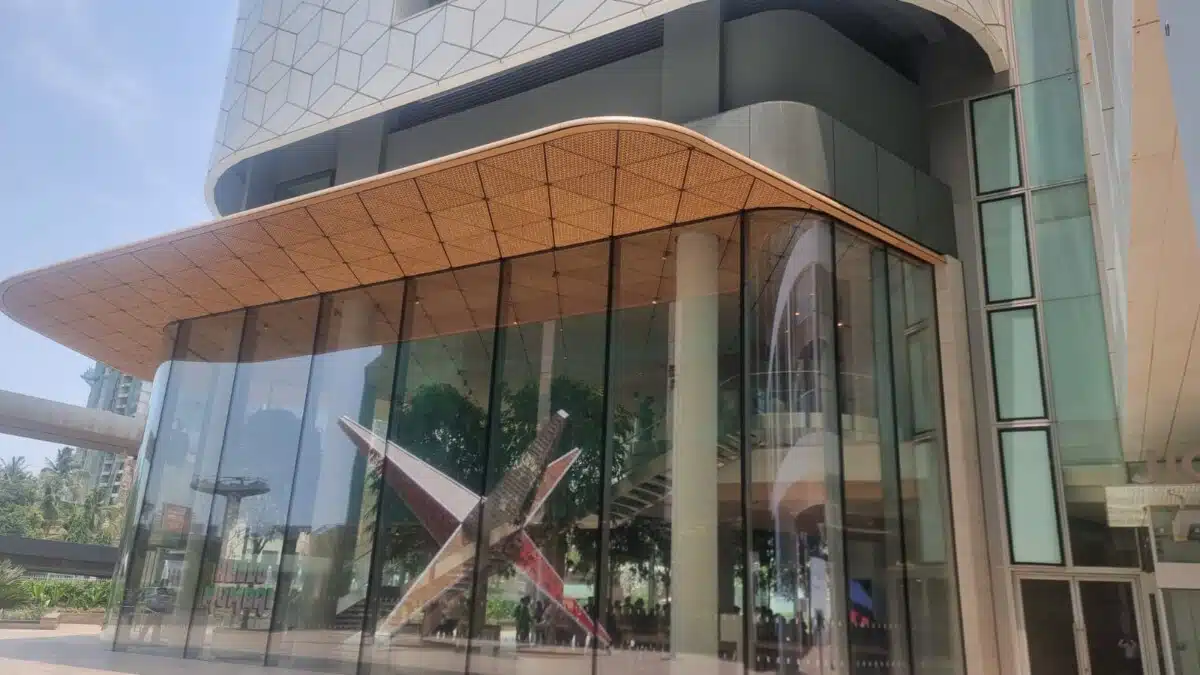 When it comes to texture coating, choosing resin-based textures rather than cement-based ones isone of the most crucial points for properly protecting the building structure