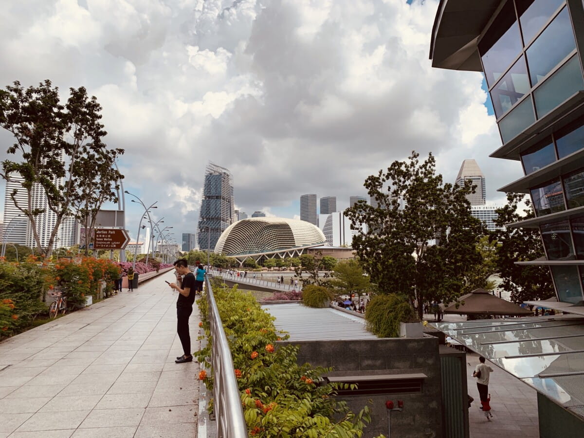Inclined glass façades and fenestrations that create biophilic connection with outdoors