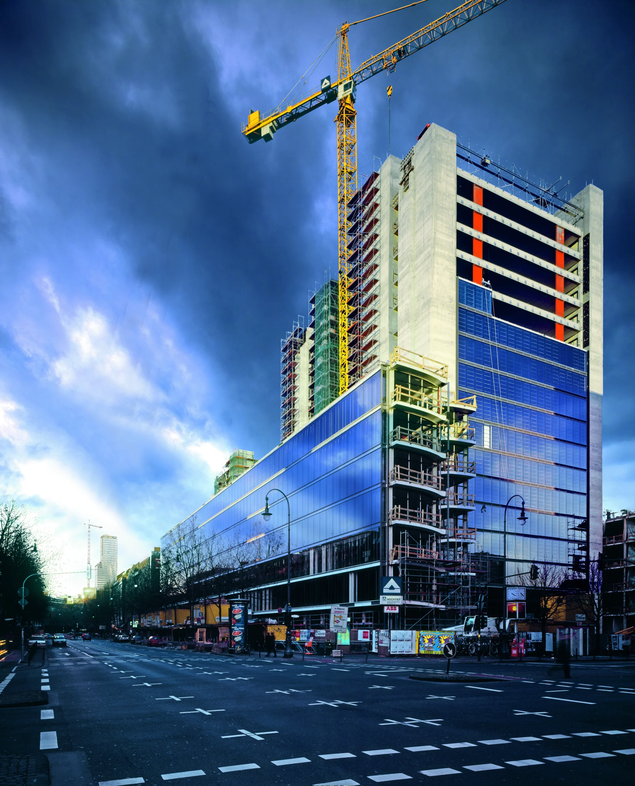 Fire safety is a critical aspect often overlooked by building owners and occupants alike. While many assume that buildings are inherently designed with fire safety in mind and that codes are meticulously followed, one frequently neglected area is the gap between an exterior curtain wall and the floor’s edge. This significant fire safety risk can be effectively mitigated by installing a perimeter fire barrier