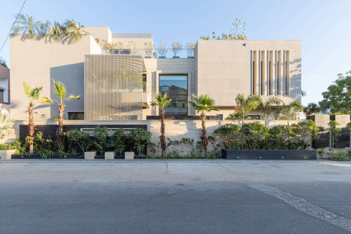 Subtleties in the contemporary façade with minimal lines