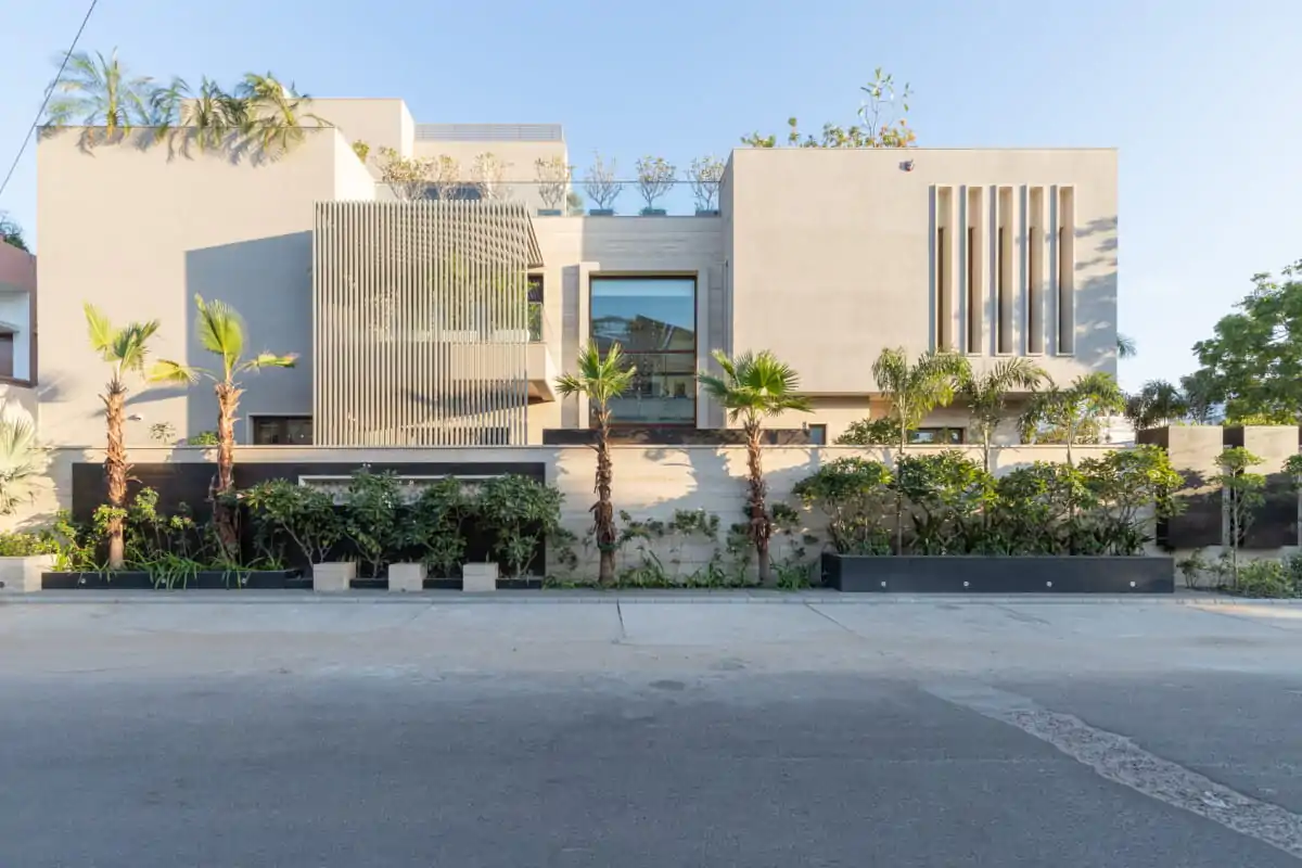 Subtleties in the contemporary façade with minimal lines