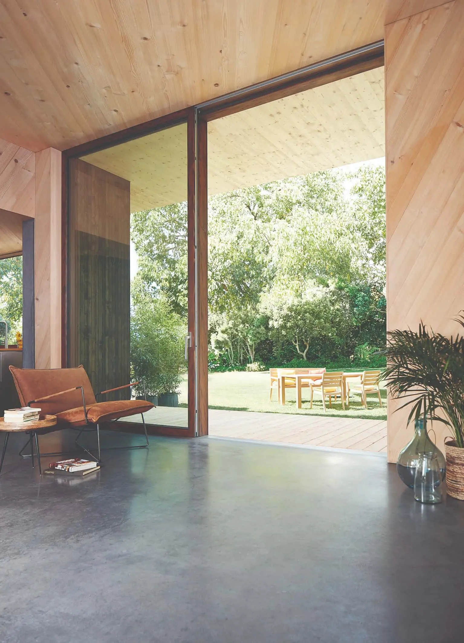 ECO PASS SKY axxent from SIEGENIA enables the production of lift and slide elements made of timber-aluminium with a zero-barrier threshold, combining this with unique design benefits.