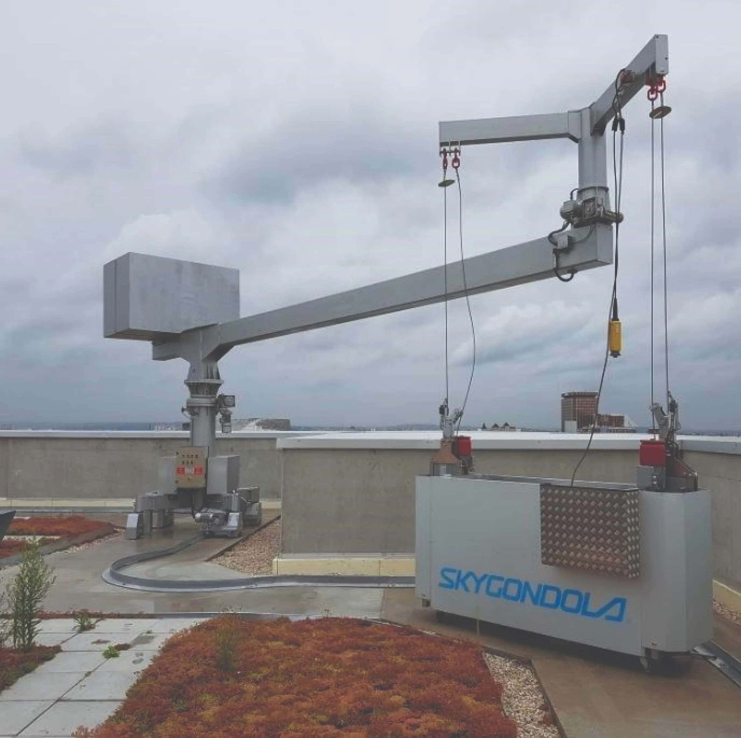 Image Credit – Skygondola - BMU on RCC runway on a roof behind a parapet wall