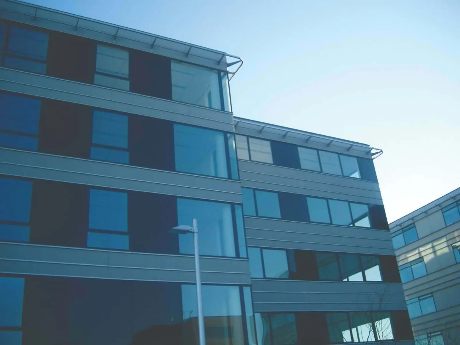 Standard horizontal monorail system around the building to access elevations