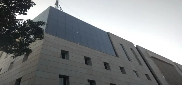 The outer skin, composed of GRC (Glassfibre Reinforced Concrete) panels, forms a patterned screen that filters solar radiation while enabling daylight penetration