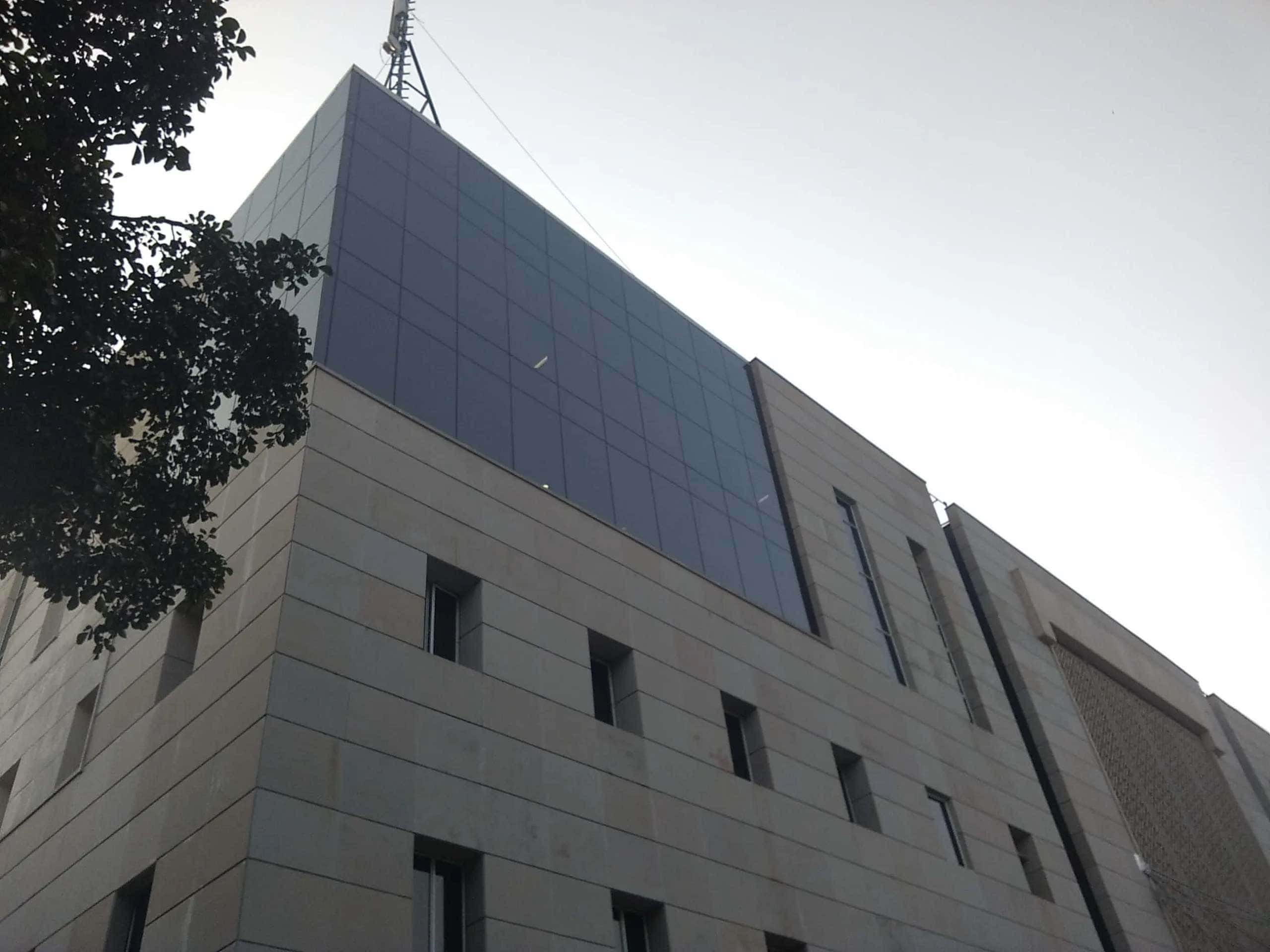 The outer skin, composed of GRC (Glassfibre Reinforced Concrete) panels, forms a patterned screen that filters solar radiation while enabling daylight penetration
