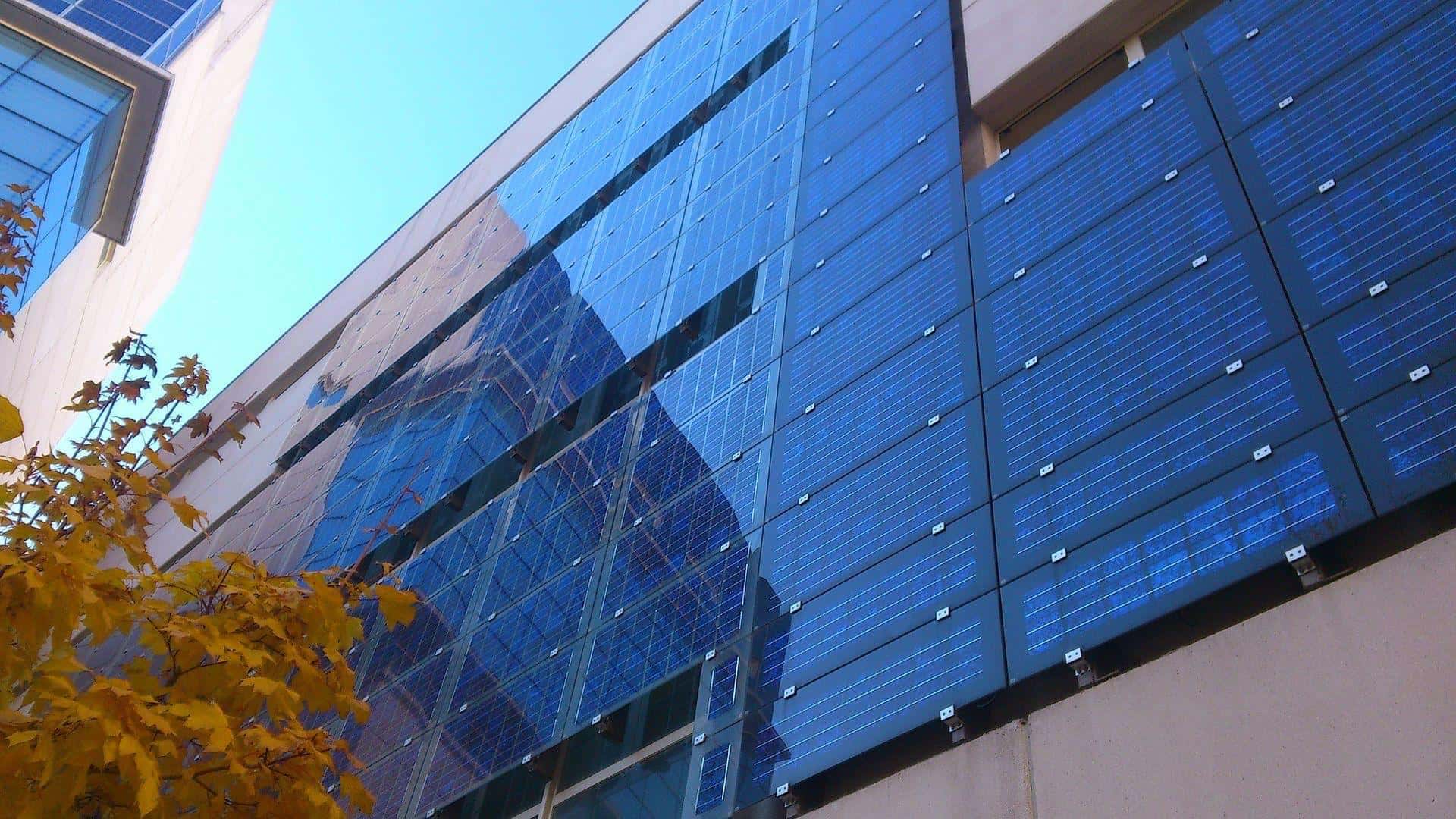 A solar façade on a municipal building located in Madrid, Spain – (Image Credit – Hanjin, WIKIMedia Commons, CC By SA 3.0)
