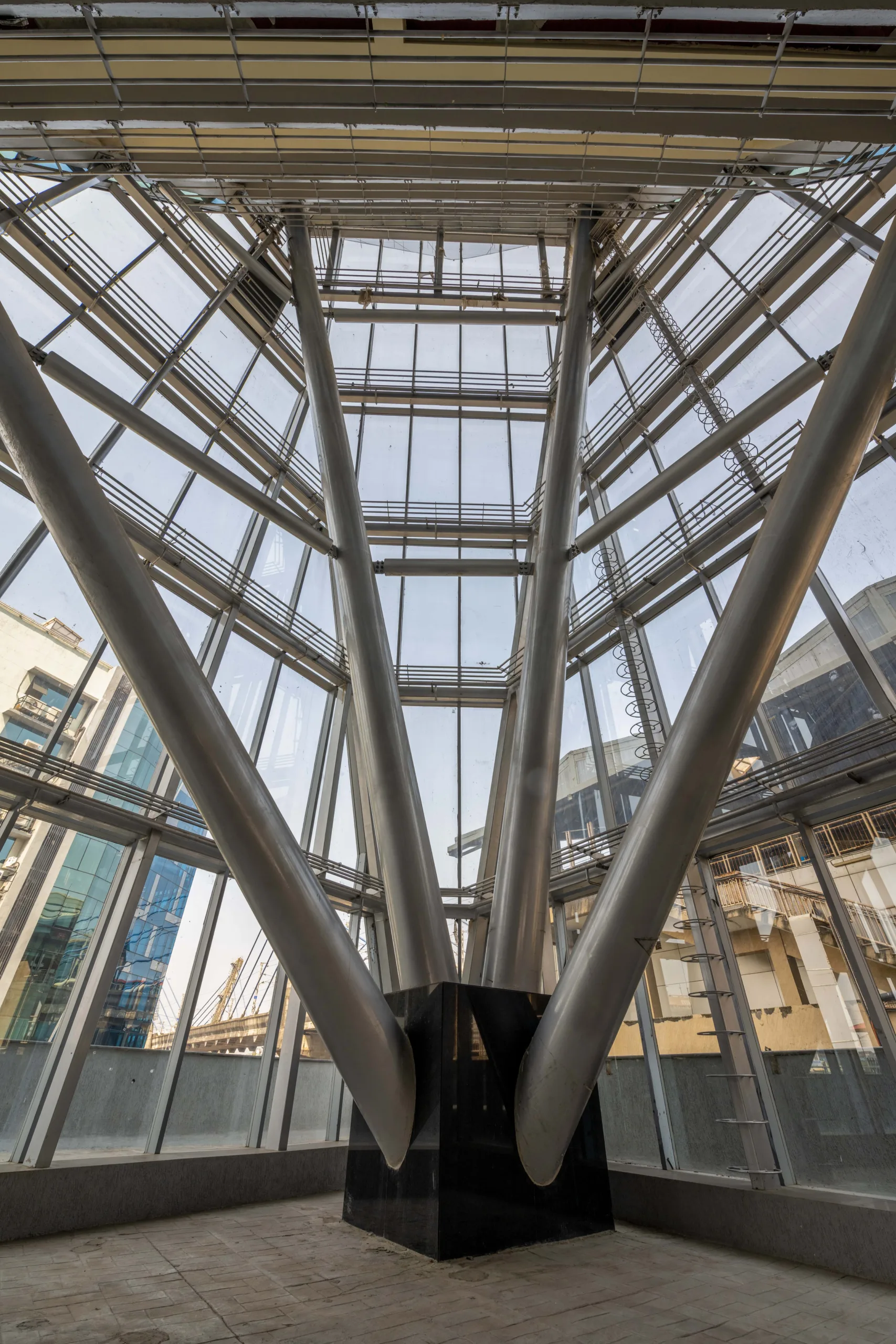 Floor plates averaging 5,000 sq ft expand gradually into the freestanding triangular edge towards the upper floors