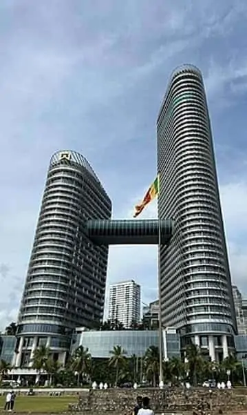 ITC (Colombo, Srilanka) included two towers (30 and 50 floors) with a pool and F&B area, joined by a two-storey bridge (Image courtesy: Gensler)
