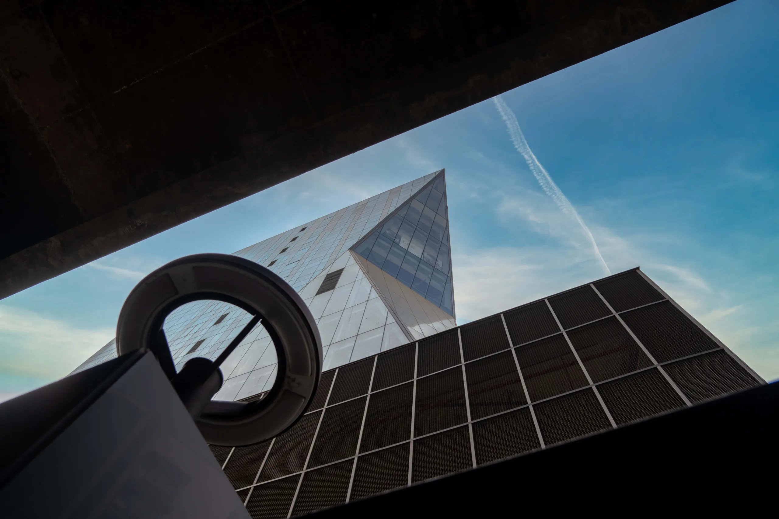 The building’s highlight is its iconic diamond-shaped façade framing a grand double-height driveway, allowing smooth traffic flow within the limited plot