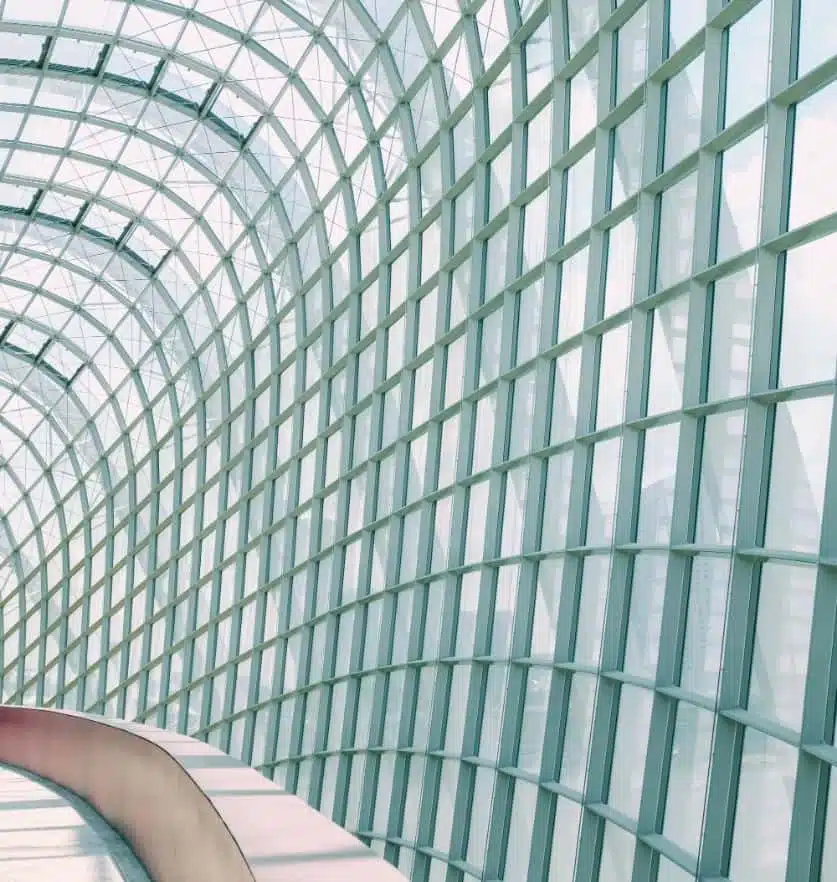 Continuous arch frame facade