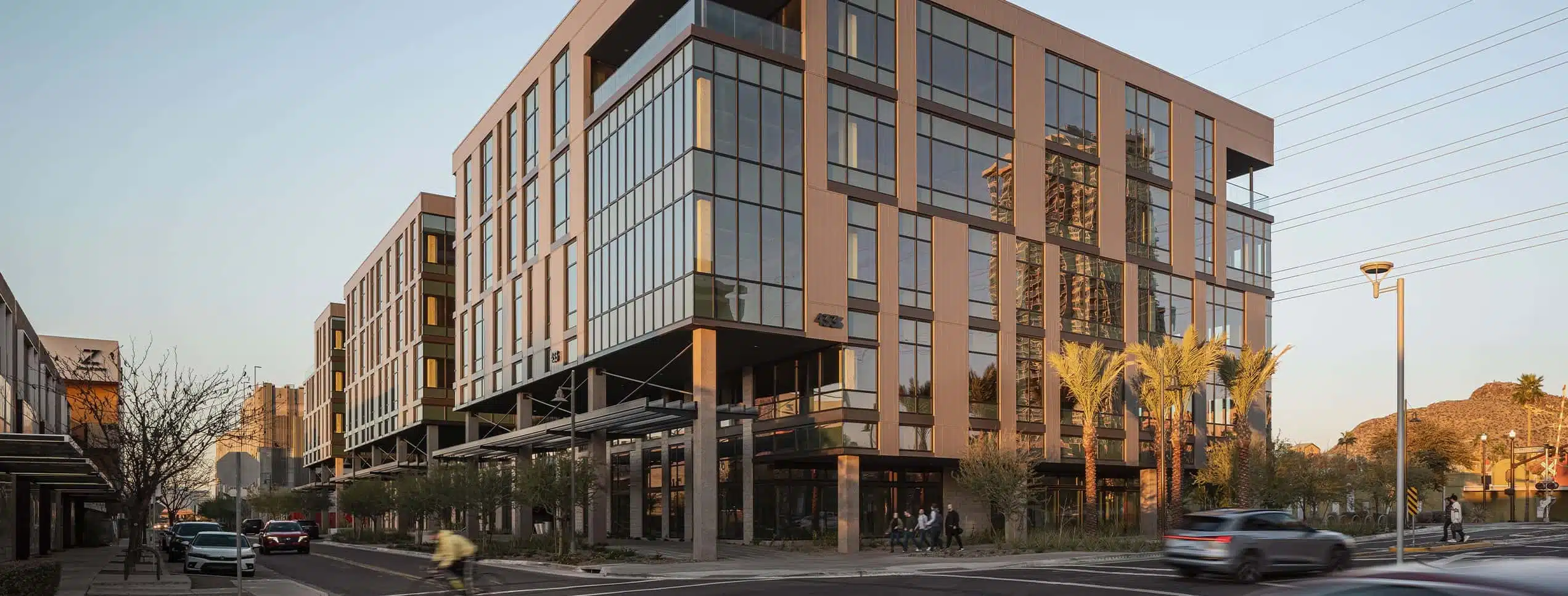 From kinetic shading to electrochromic glass and AI-driven controls, he suggests these solutions reshape comfort and energy use without occupant intervention (Image courtesy Glass & Façades LLC)
