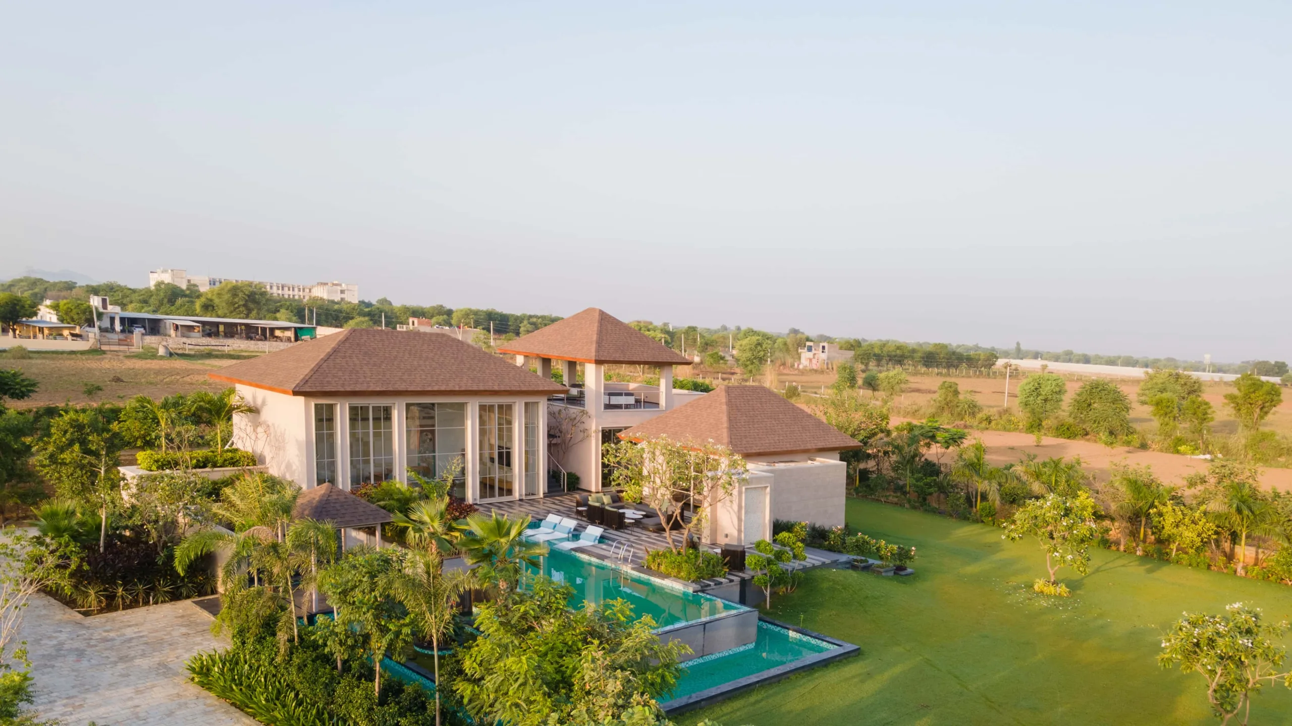 Glass Haven perfectly combines the ease of the city with the peace and quiet of the countryside