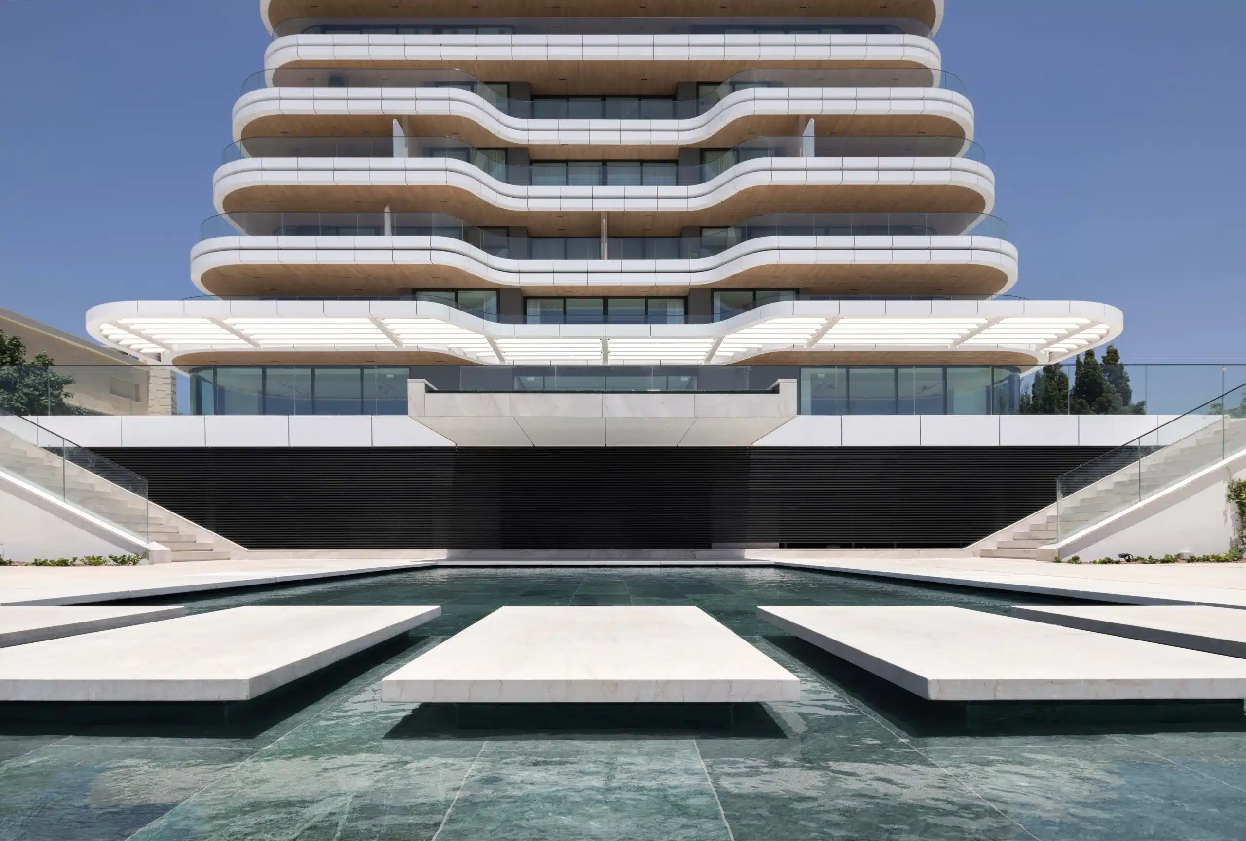 From kinetic shading to electrochromic glass and AI-drivencontrols, he suggests these solutions reshape comfort and energy use without occupant intervention Image courtesy Glass & Façades LLC