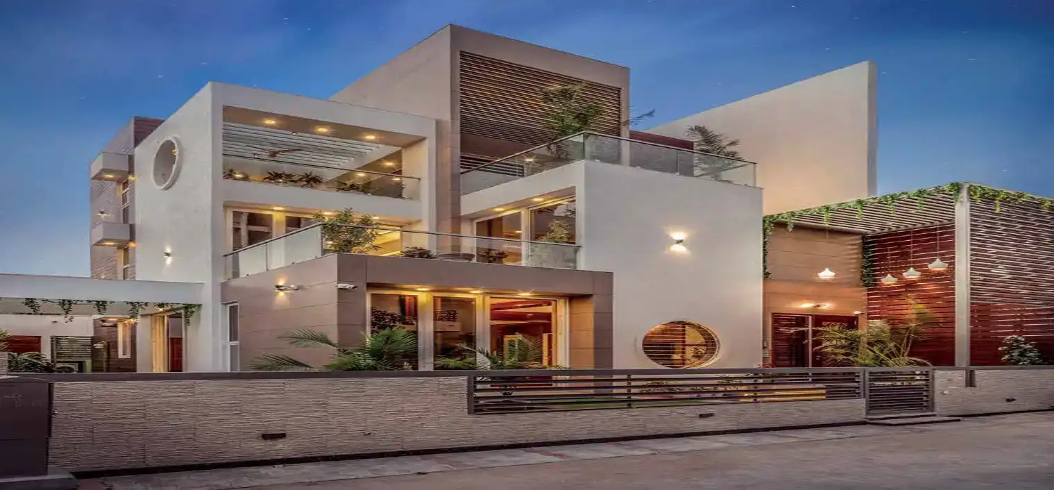 The Stepped Cube House appears as a set of cubes with varied volumes, arranged with a balanced play of solids and voids. A project by Prashant Parmar Architects