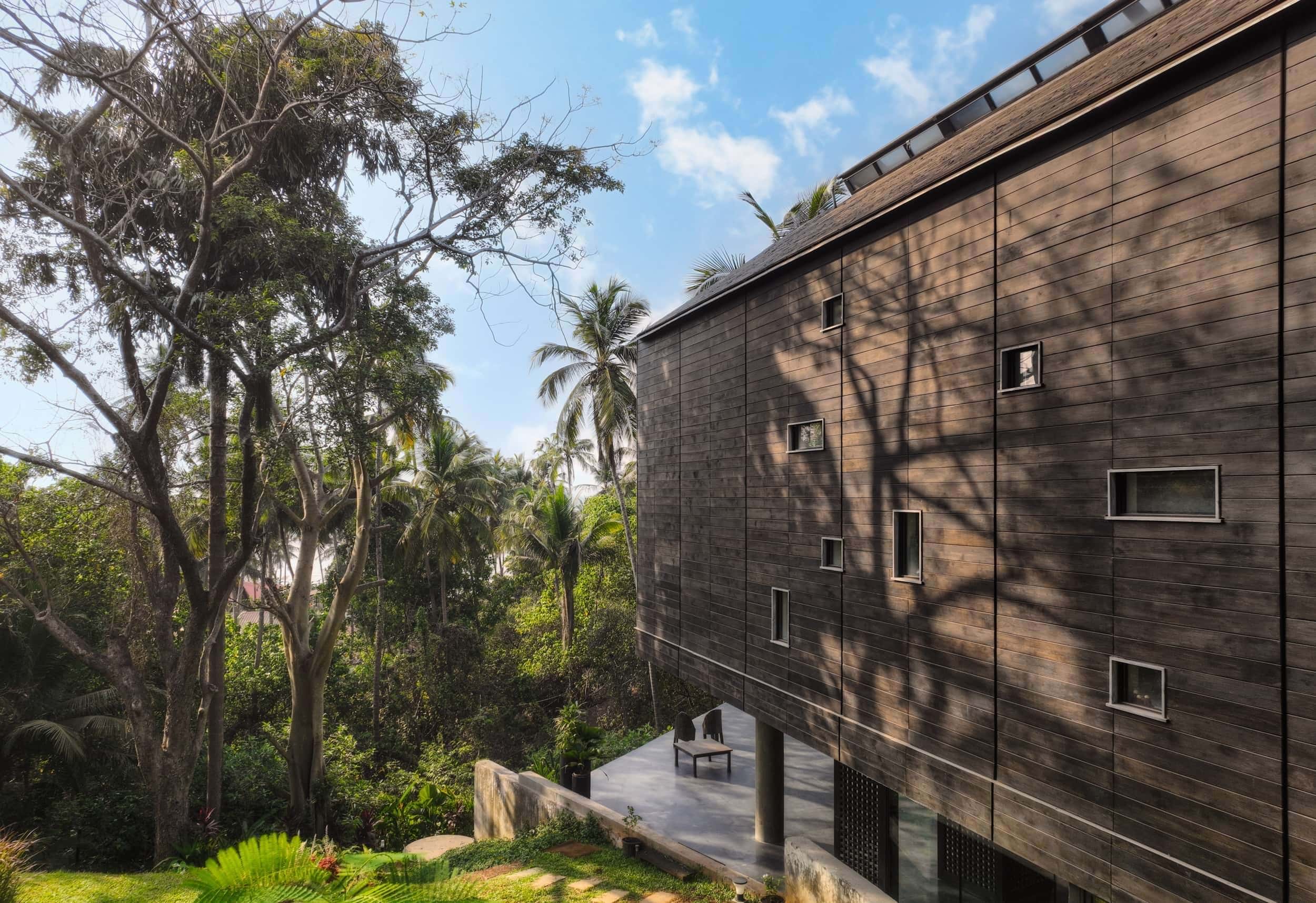 The distinct charcoal grey façade also sets the façade apart from its natural surroundings, while also being visually harmonious with it