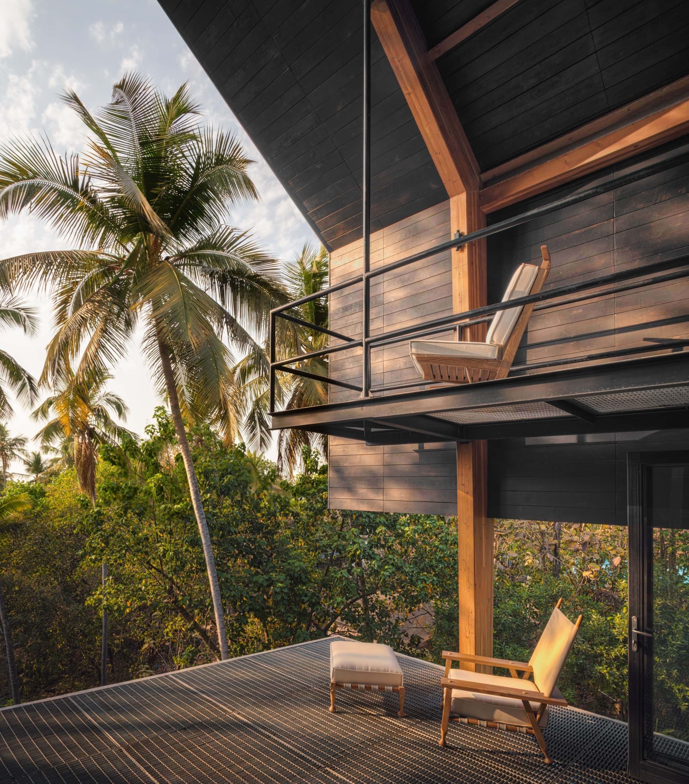 Timber adds a tactile quality to the design, establishing a dialogue between the indoor-outdoor spaces