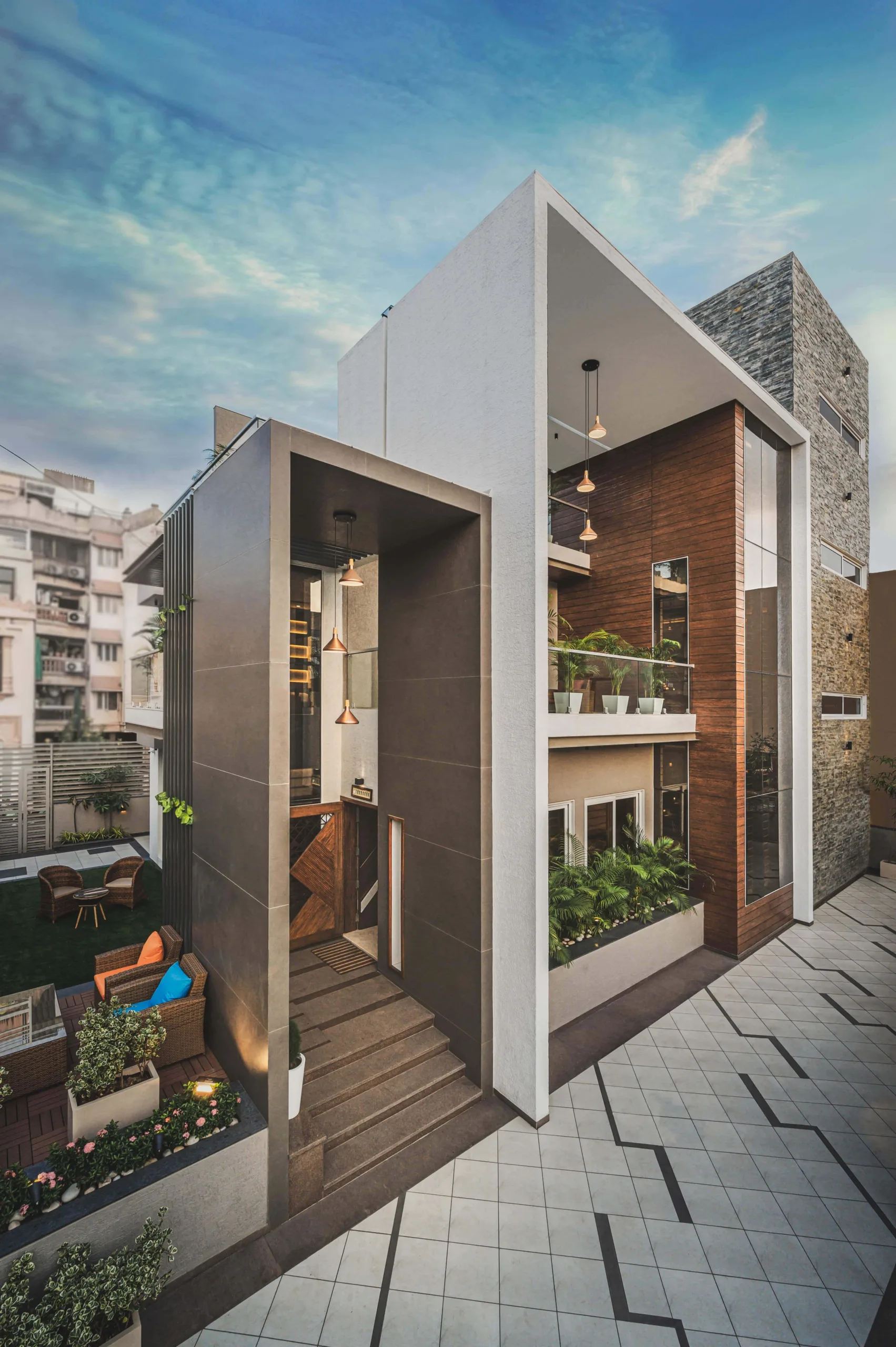 Urban Frame House - a unique combination of spatial planning, extensive spaces with an expressive frame façade. A project by Prashant Parmar Architect