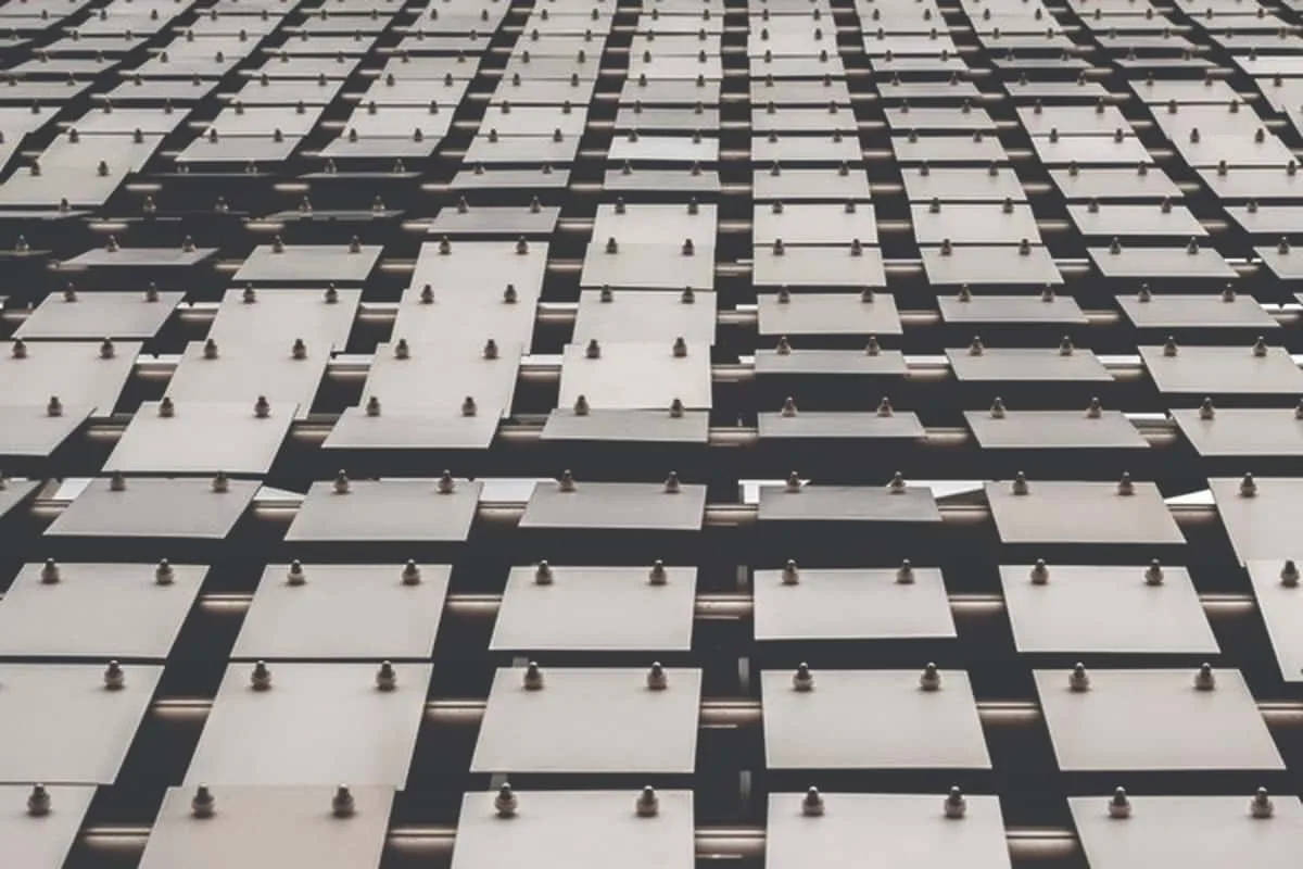 Kinetic façades Movable shading elements that optimise shading and ventilation