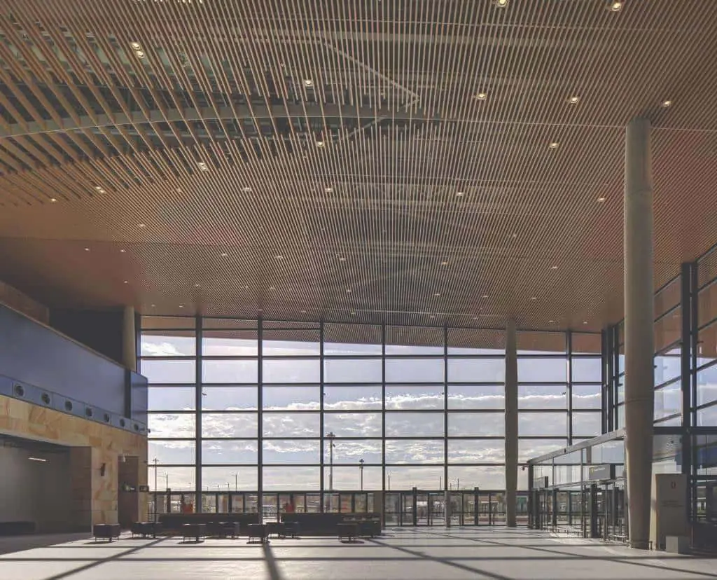 In large-scale airport projects, where façades span extensive areas and interact with complex geometries, the importance of a well-engineered substructure becomes even more pronounced