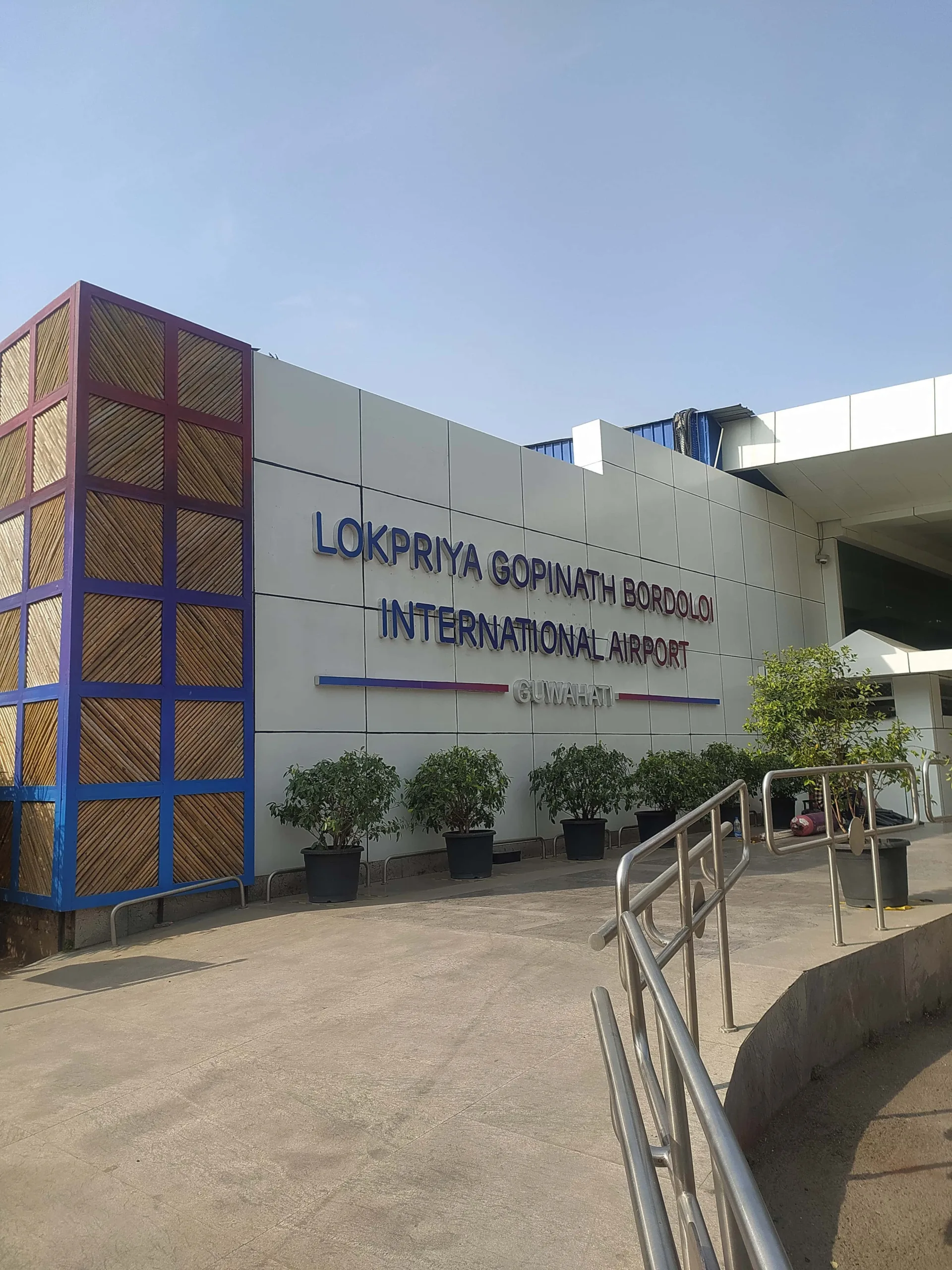 Façade systems in airport infrastructure designed for durability, airtightness, and resistance to dust, heat, and environmental exposure in urban conditions