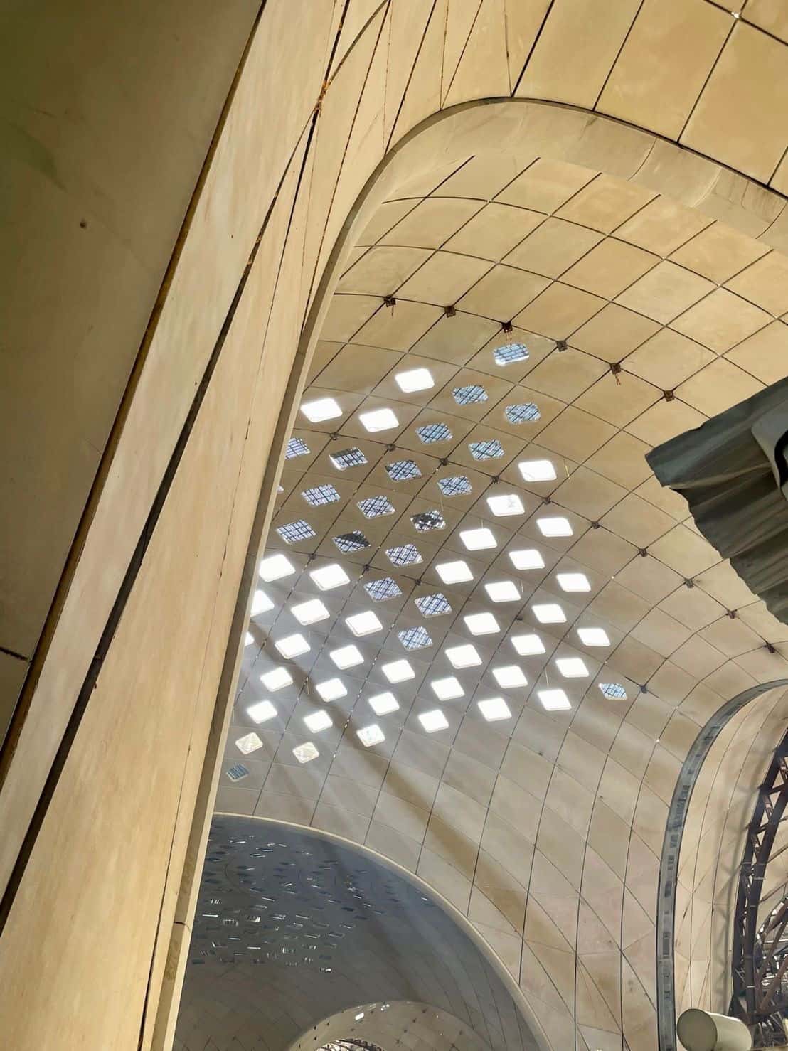 The terminal relies on the coordinatedfaçade and rooflight system to maintain visual comfort, energy performance and spatial clarity
