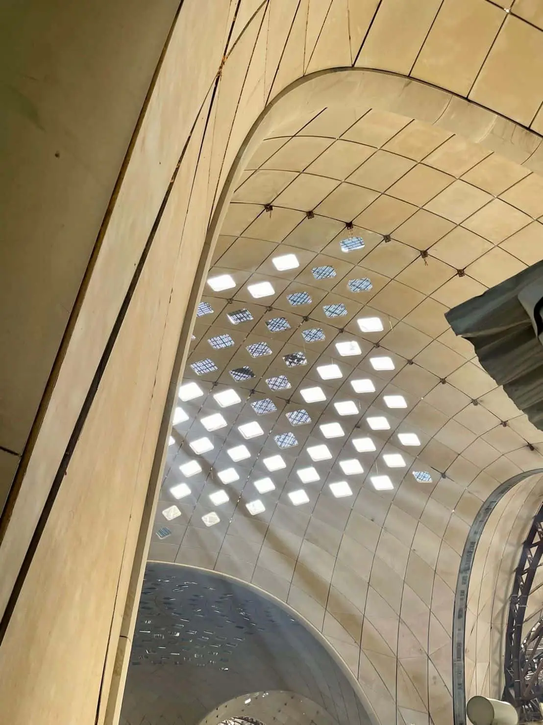 The terminal relies on the coordinatedfaçade and rooflight system to maintain visual comfort, energy performance and spatial clarity