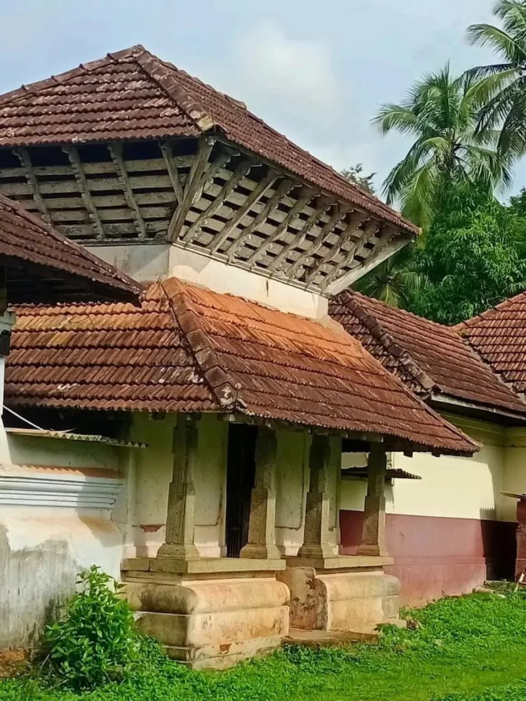The low roof avoids the harsh sun, and the wooden jail allows the breeze to enter (Image Credit – Design Perception, Bengaluru)