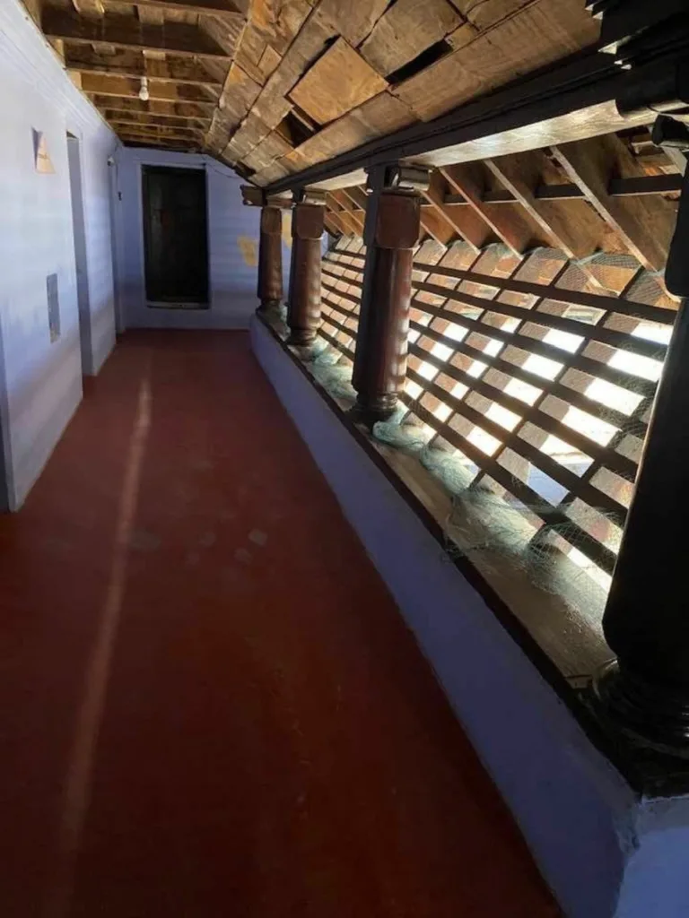 The low roof avoids the harsh sun, and the wooden jail allows the breeze to enter (Image Credit – Design Perception, Bengaluru)