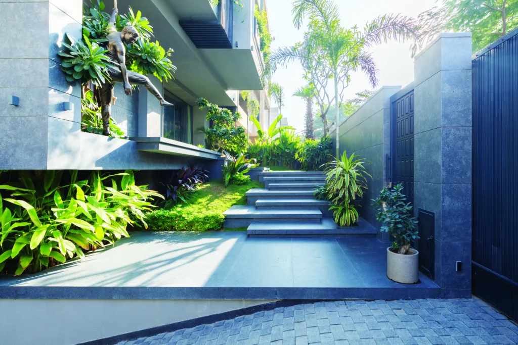 Setback planning and microclimatic buffer at entry