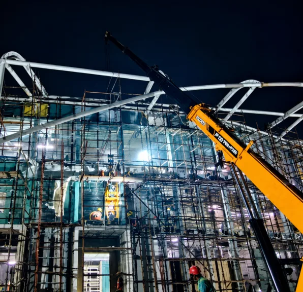 Special hydraulic and pneumatic glazing glass suckers were used to install BR6 glass, which weighed approx. 500 kg per standard glass